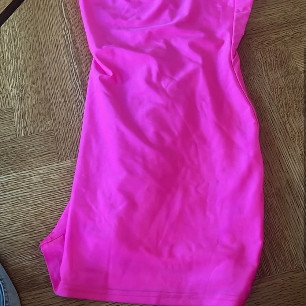 Superdown Dress in pink - Picture 2 of 3